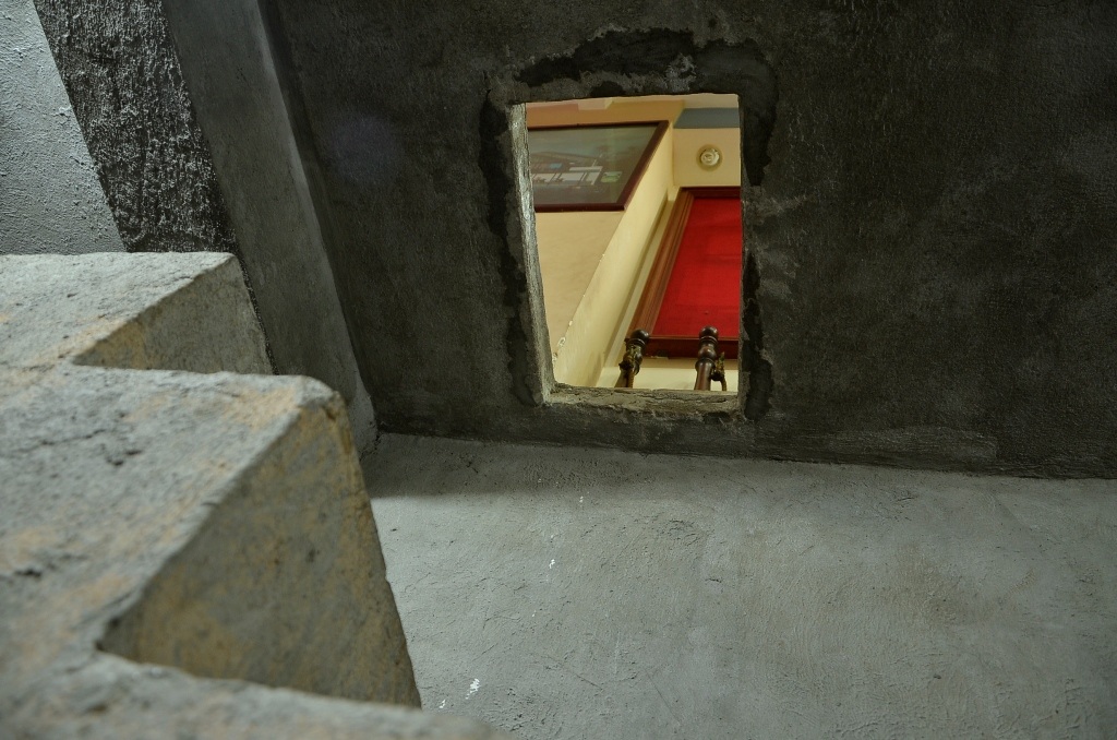 Sơ đồ tổ chức ngôi nhà bên dưới có hầm chứa vũ khí.