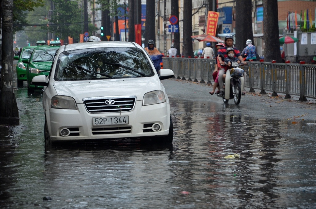 Sau đó là nhiều tuyến đường bị ngập