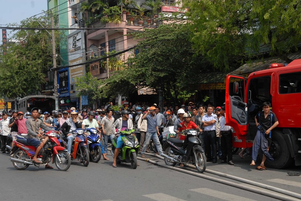 Người dân không dám lại gần hiện trường vì hóa chất bốc lên nồng nặc.