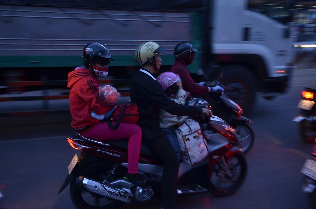Người dân lỉnh khỉnh đồ đạc kéo về quê bằng xe gắn máy