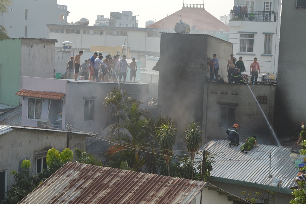 Lính cứu hỏa tiếp cận từ nhiều phía để dập lửa