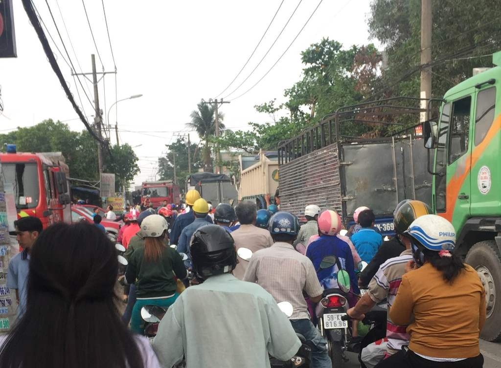 Các tuyến đường xung quanh kẹt xe kéo dài vì khu vực lớn phải phong tỏa cho công tác cứu hỏa.