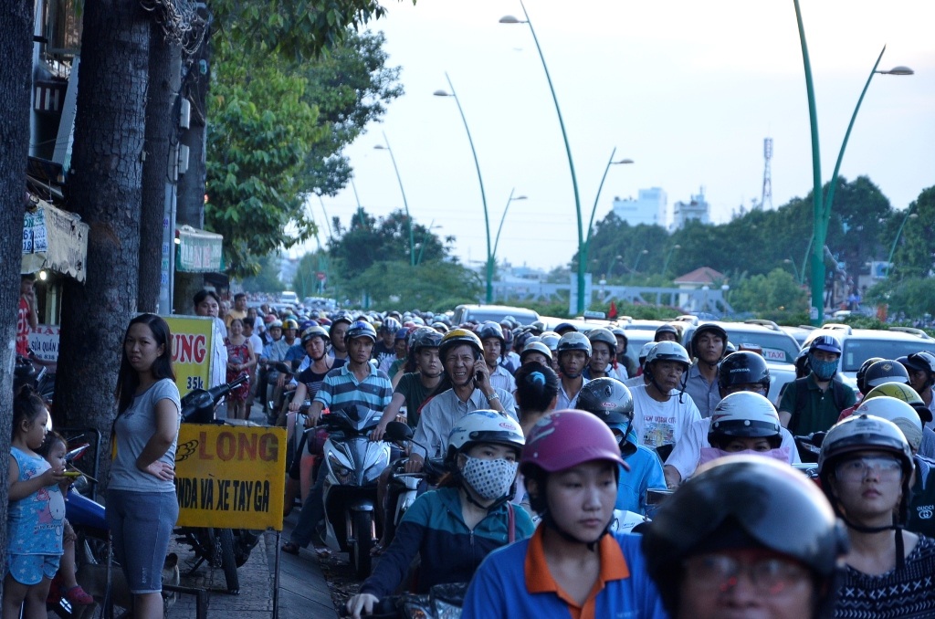 Đường Hoàng Sa kẹt xe kéo dài do vụ cháy.