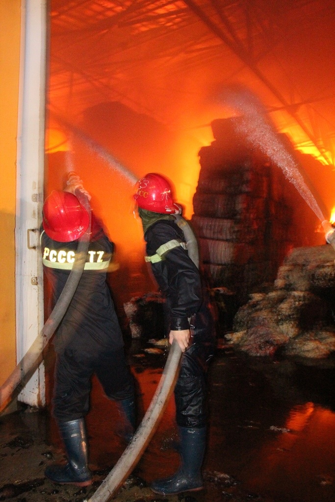 Lính cứu hỏa tiếp cận vào sâu bên trong để dập lửa