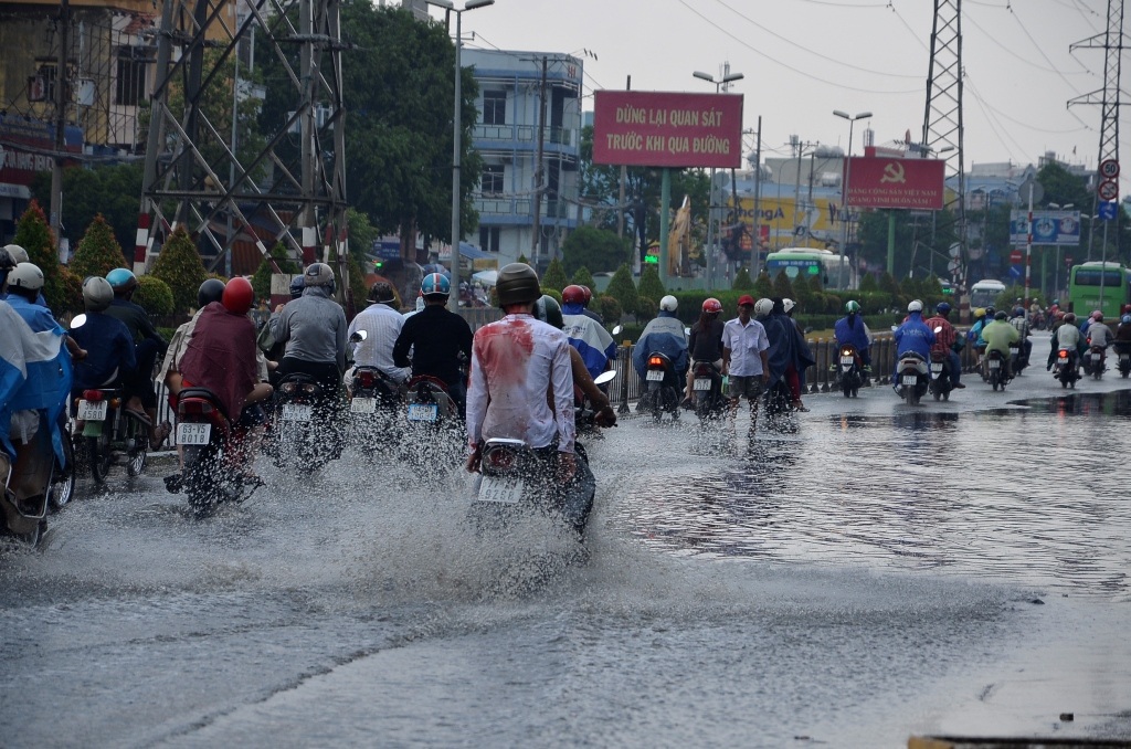 Đường Kinh Dương Vương bị ngập đến nửa bánh xe máy