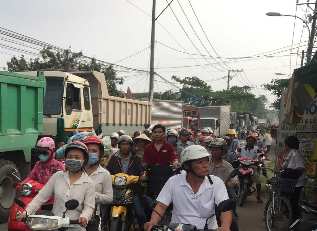 Các tuyến đường xung quanh kẹt xe kéo dài vì khu vực lớn phải phong tỏa cho công tác cứu hỏa.