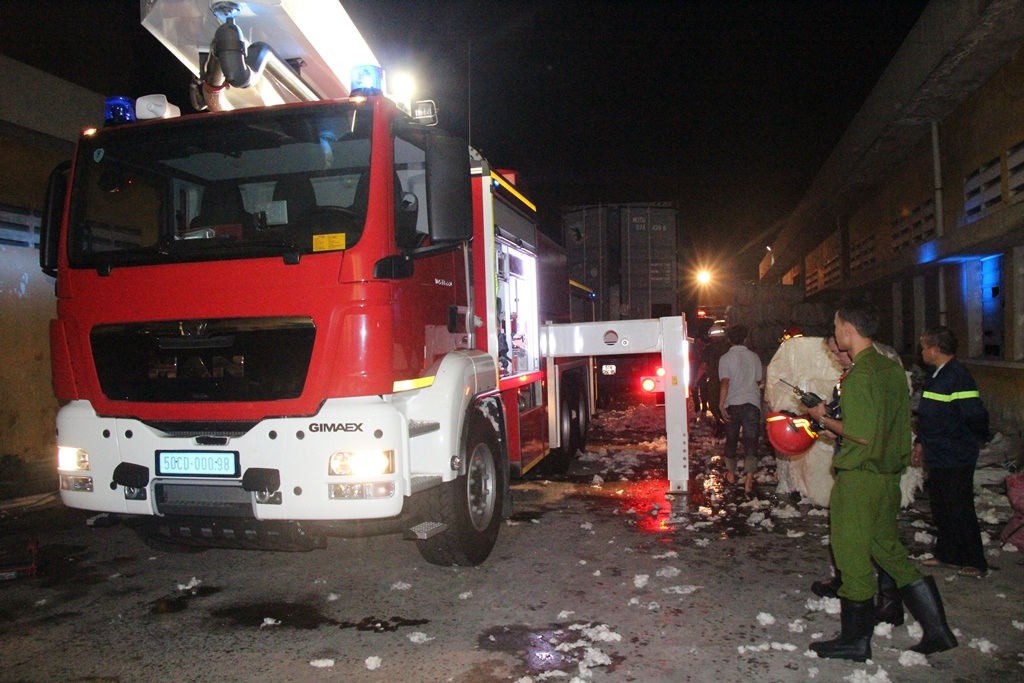 Lính cứu hỏa tiếp cận vào sâu bên trong để dập lửa