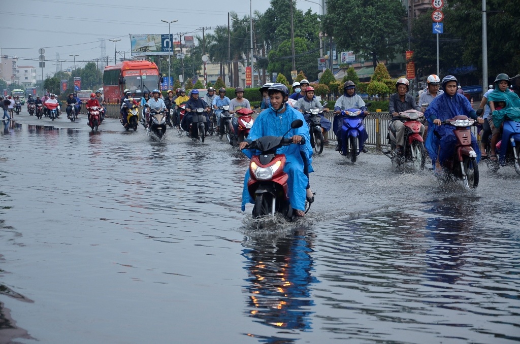 Đường Kinh Dương Vương bị ngập đến nửa bánh xe máy
