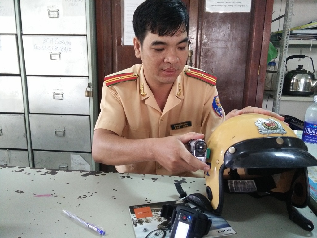 “Mắt thần” trên mũ CSGT bắt lỗi vi phạm như thế nào? - 7 Cảnh sát giao thông có camera hỗ trợ khi làm nhiệm vụ trên đường.