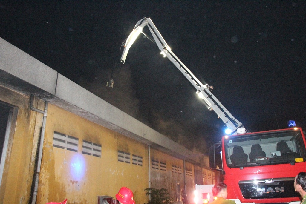 Lính cứu hỏa tiếp cận vào sâu bên trong để dập lửa