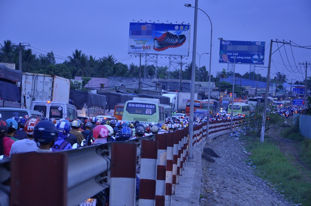 Người dân ùn ùn về quê nghỉ lễ, quốc lộ 1A tắc nghiêm trọng - 9 Do lượng người quá đông khiến quốc lộ kẹt cứng