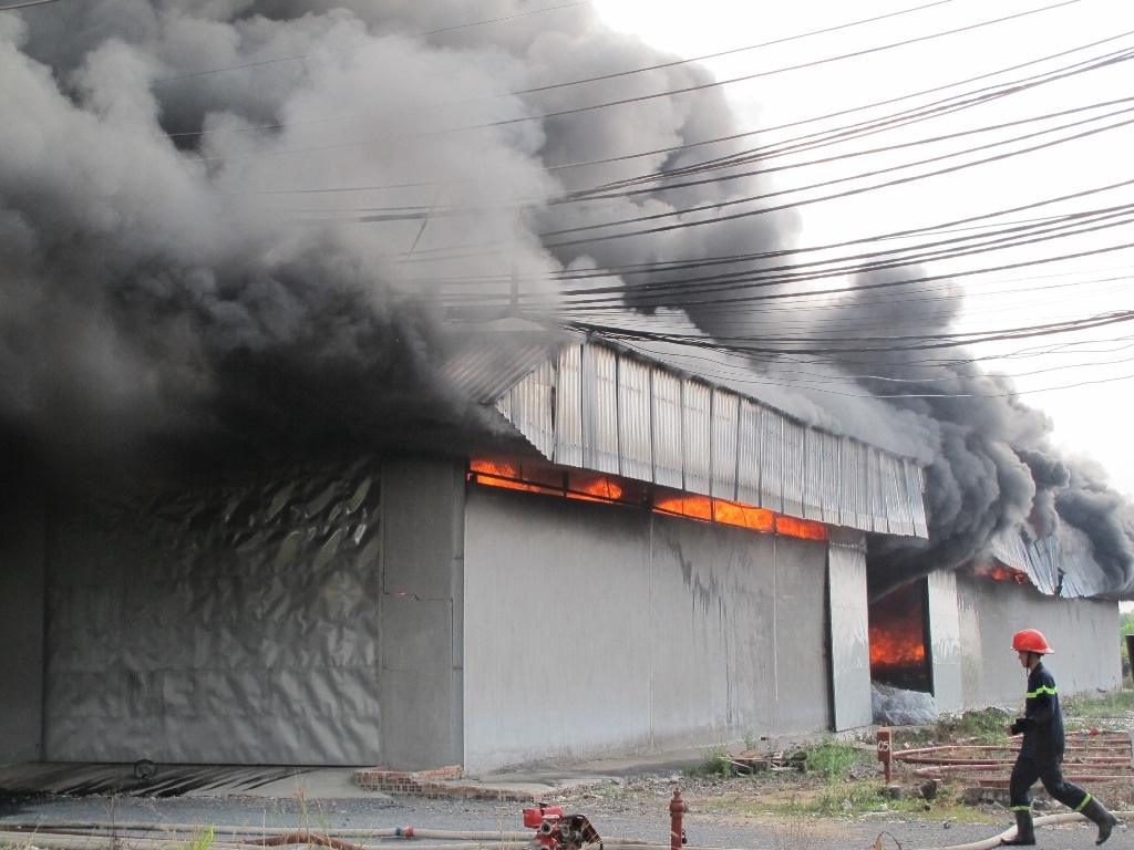 Khói lửa bao trùm nhà xưởng rộng cả ngàn m2