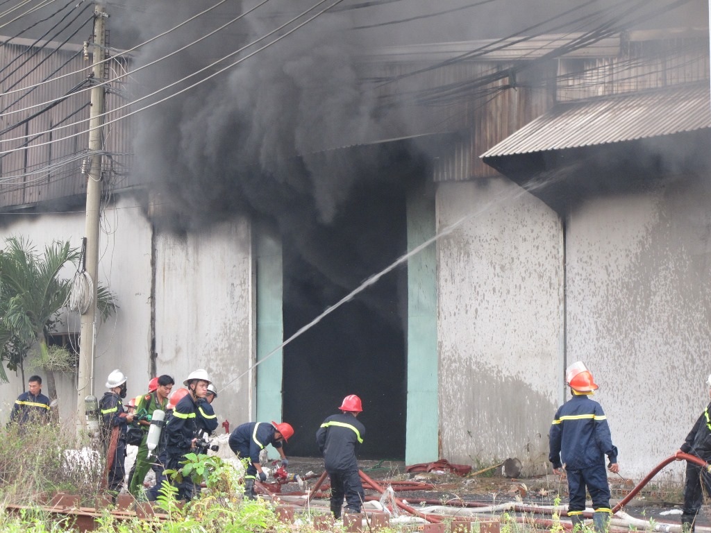 Khói lửa bao trùm nhà xưởng rộng cả ngàn m2