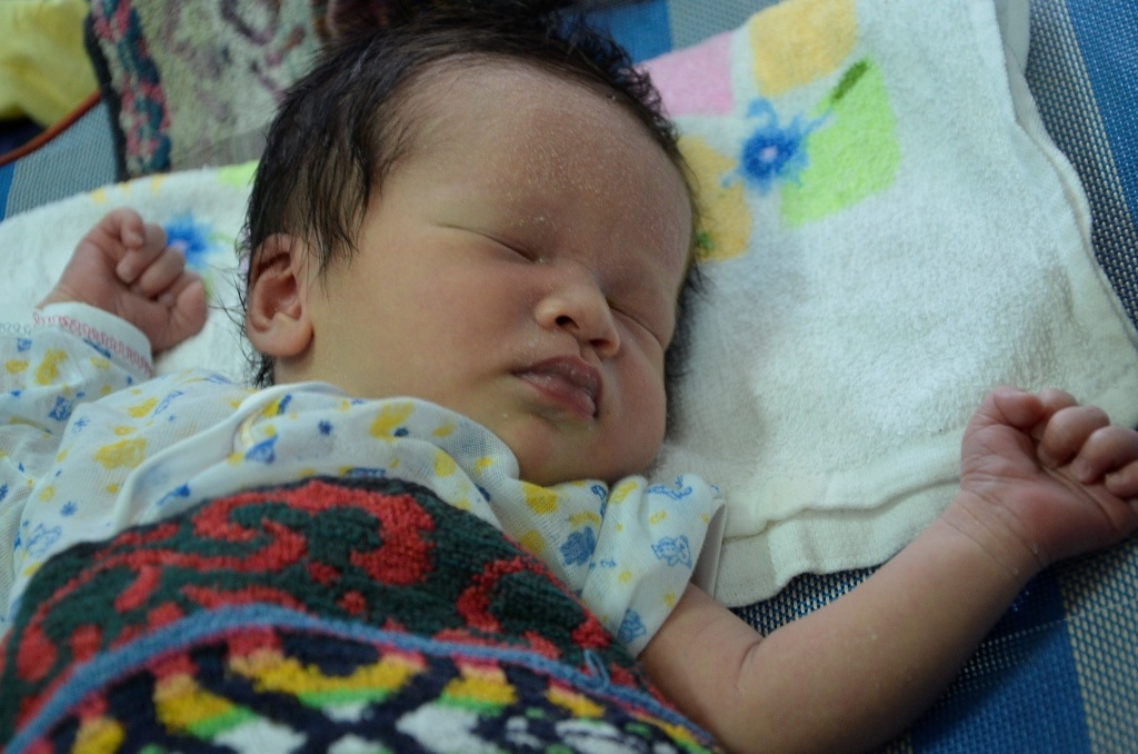 Cháu bé bị vứt bỏ trước cửa nhà dân