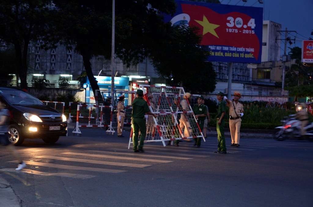 Lực lượng chức năng kéo rào chắn ở các tuyến đường trung tâm.