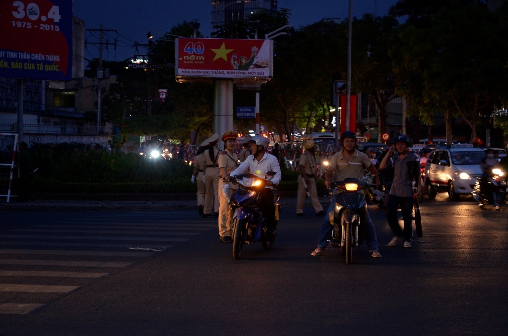 Nhiều người vẫn chưa biết việc cấm đường nên loay hoay một lúc mới tiếp tục di chuyển.