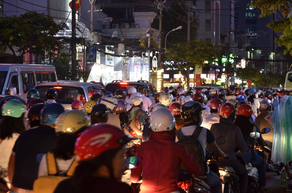 Các tuyến đường bắt đầu xảy ra kẹt xe khi lực lượng chức năng bắt đầu rào đường