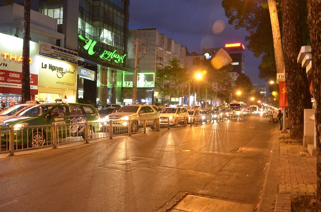 Đường Nguyễn Thị Minh Khai hướng vào trung tâm thì kẹt xe, hướng ngược lại thông thoáng