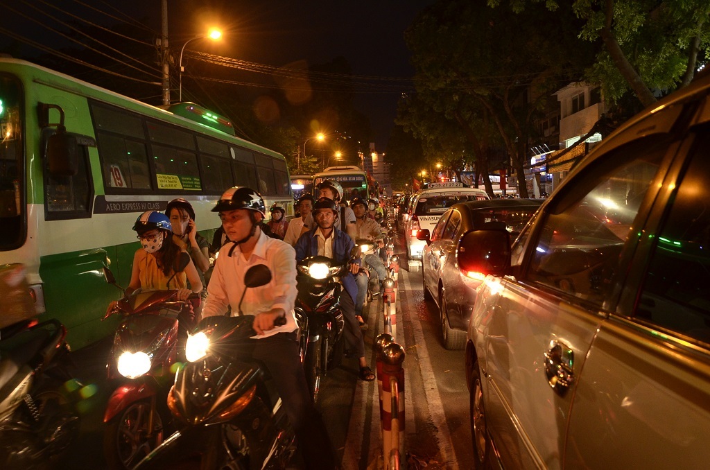 Các tuyến đường bắt đầu xảy ra kẹt xe khi lực lượng chức năng bắt đầu rào đường