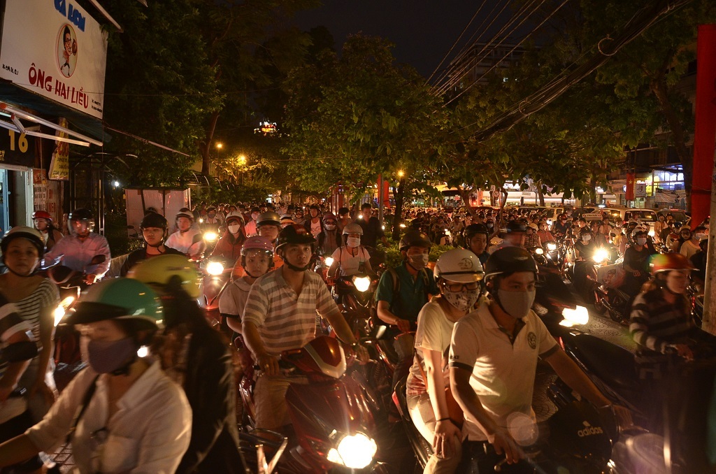 Nhiều người di chuyển lên lề đường nhưng vẫn không thoát cảnh kẹt xe