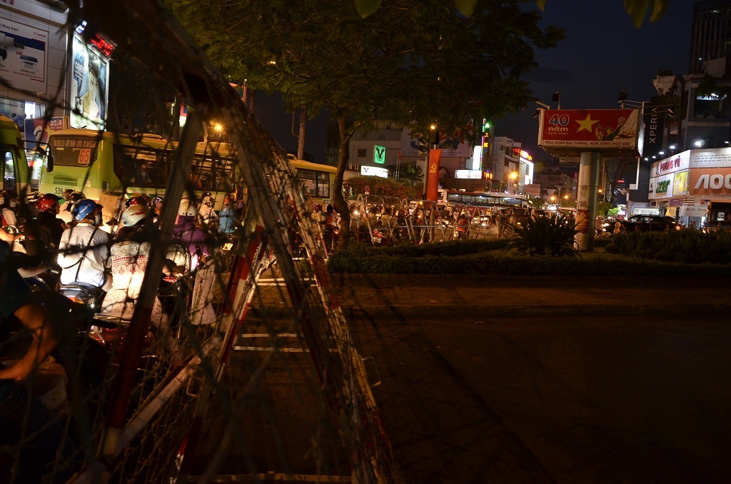 Người dân di chuyển ngoài khu vực rào chắn