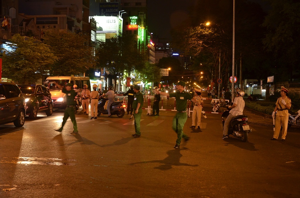 Nhiều người vẫn chưa biết việc cấm đường nên loay hoay một lúc mới tiếp tục di chuyển.