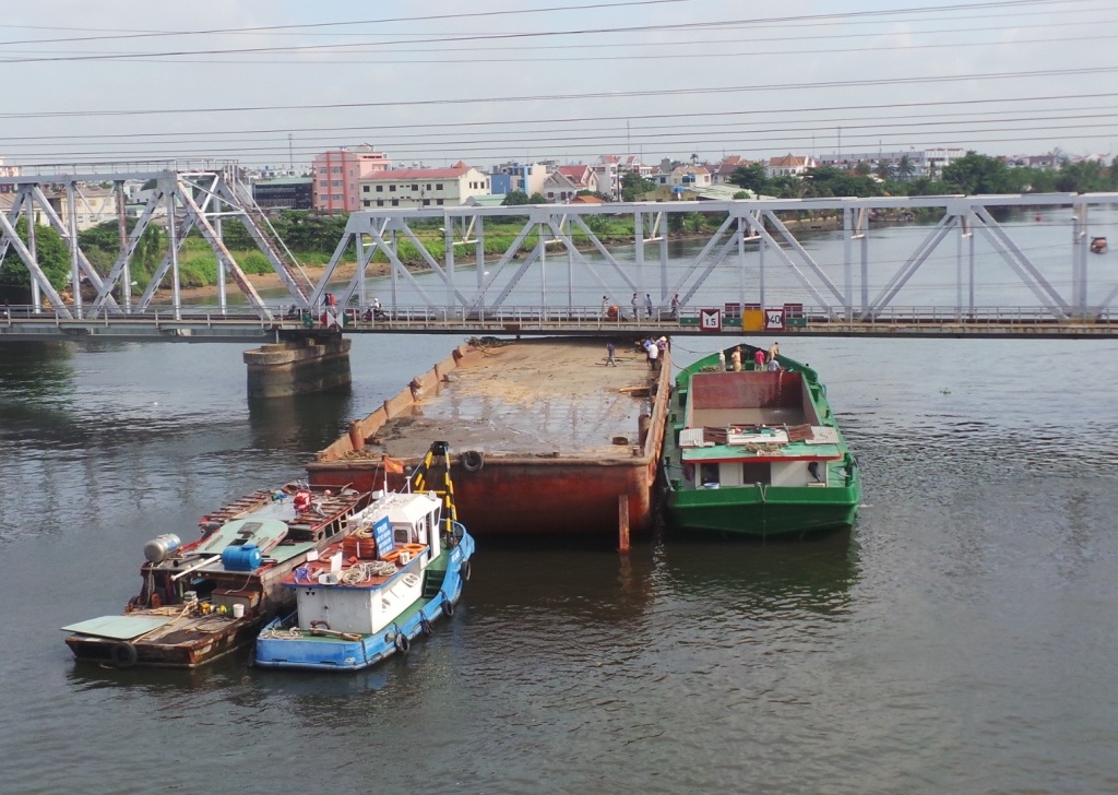 Sà lan mắc kẹt tại cầu Bình Lợi