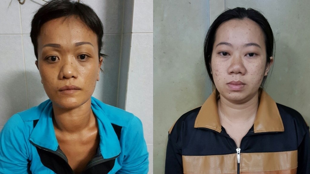 Hai “nữ quái” cướp giật túi xách của du khách Anh trên phố Sài Gòn - 1 Hai đối tượng tại cơ quan công an