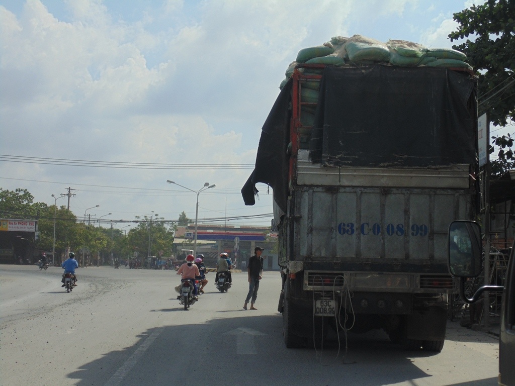 Xe tải xếp hàng quá cao đã gạt đổ gác chắn an toàn đường sắt.