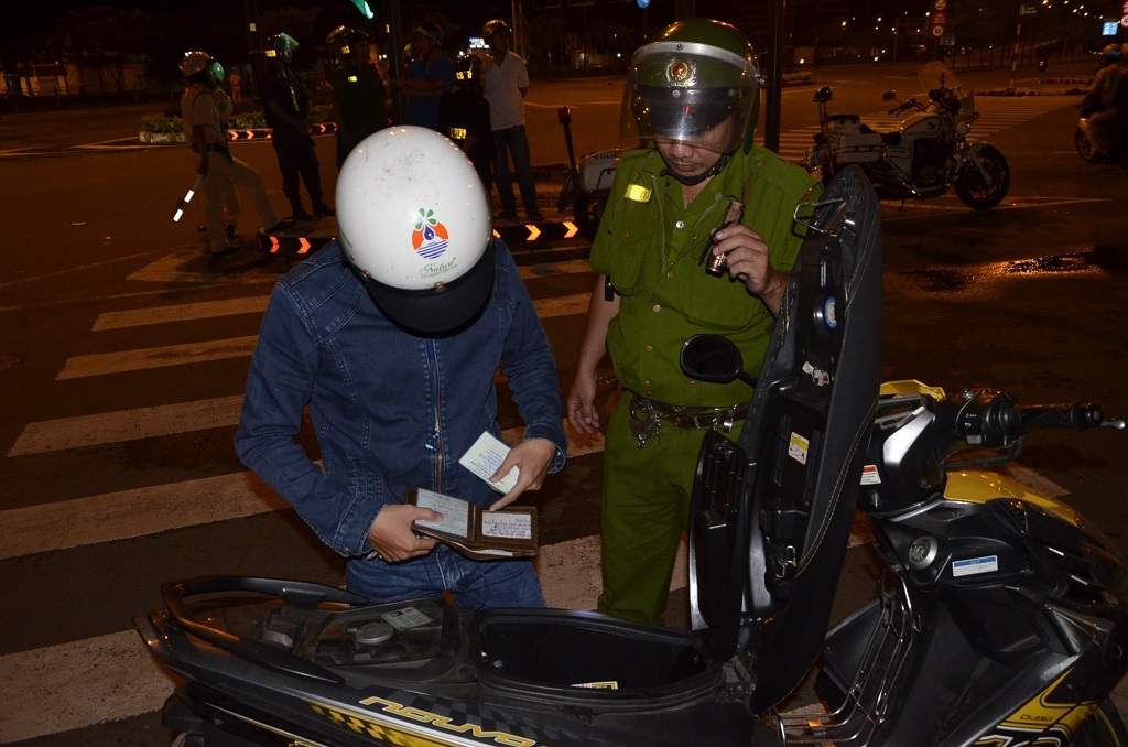 Tổ công tác tiến hành kiểm tra giấy tờ và kiểm tra cốp xe