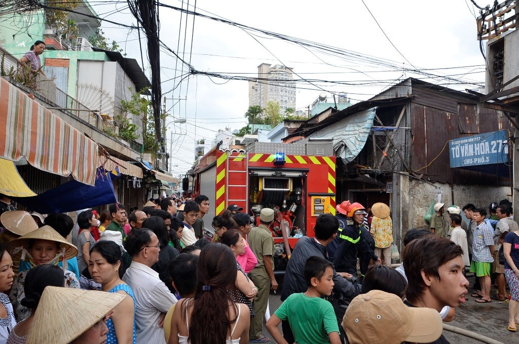 Lực lượng chữa cháy quận Bình Thạnh có mặt tại hiện trường