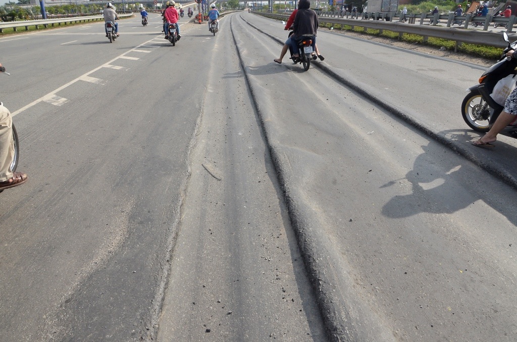 Vệt hằn lún, trồi nhựa kéo dài trên đường Mai Chí Thọ.