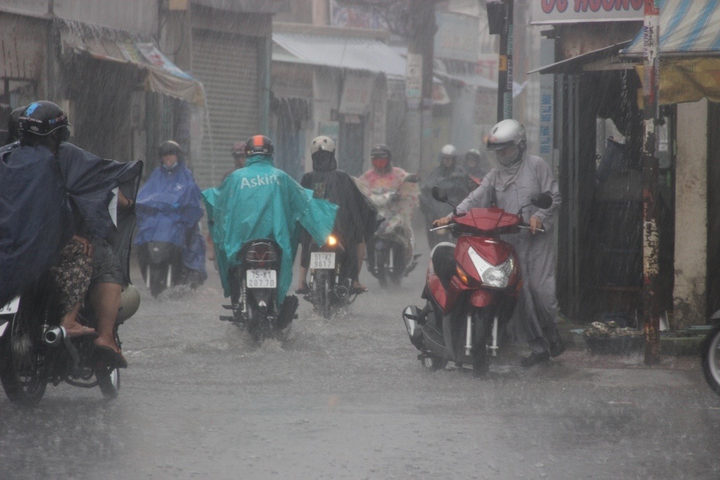 Cơn mưa trút nước vào chiều 28/5