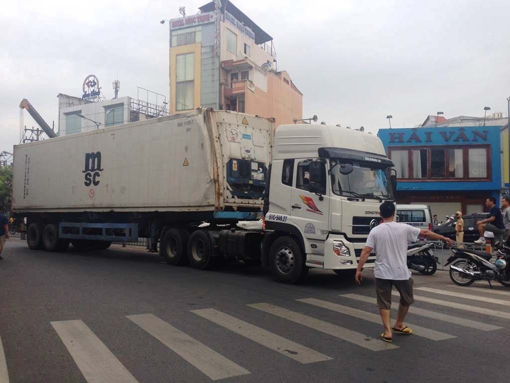 Chiếc xe đầu kéo gặp sự cố mắc kẹt dưới gầm cầu vượt thép