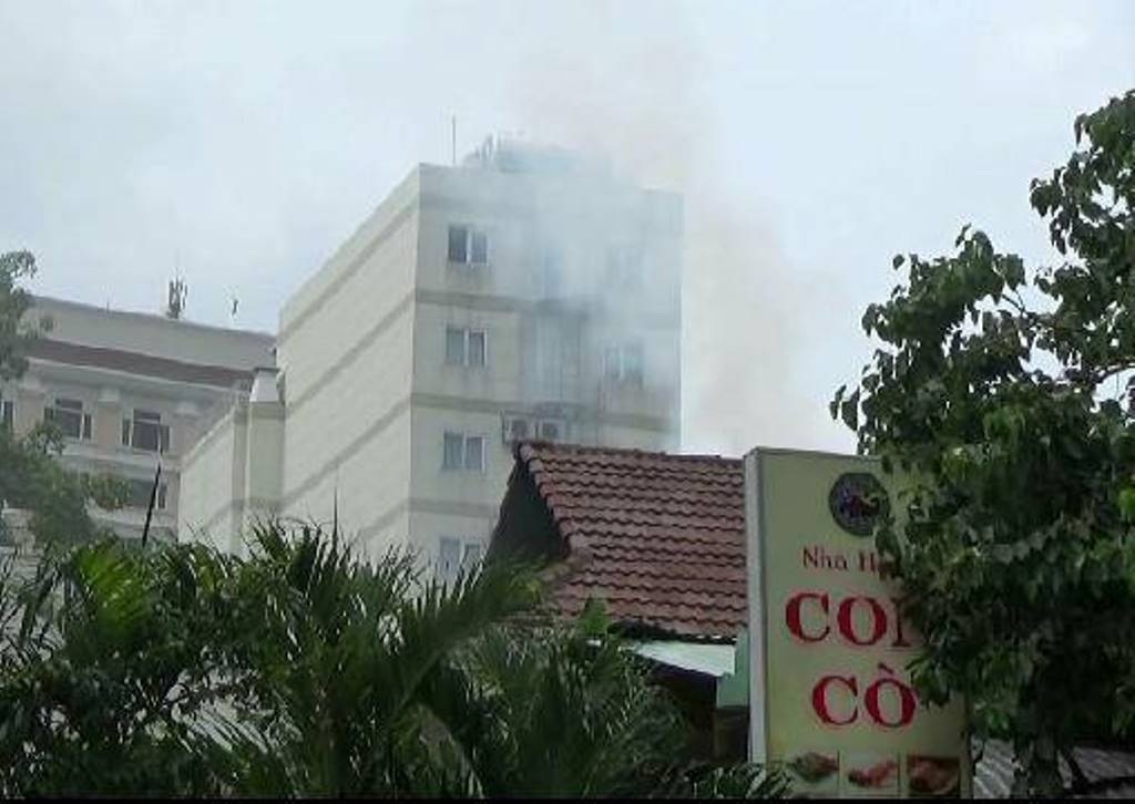 Khói bốc lên khiến người dân tưởng có cháy