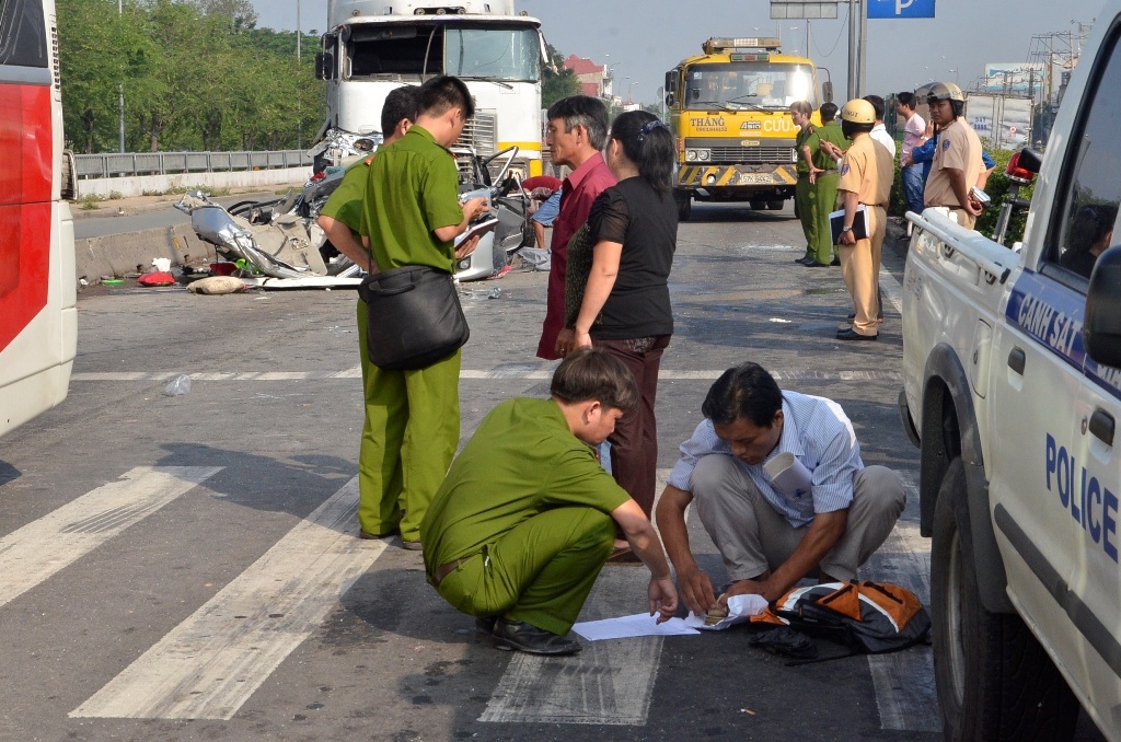 Công an khám nghiệm hiện trường, kiểm tra tài sản của nạn nhân.