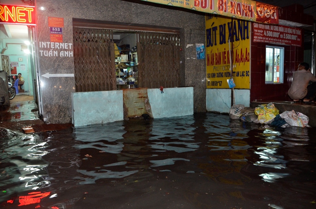 Đắp đê ngăn lũ