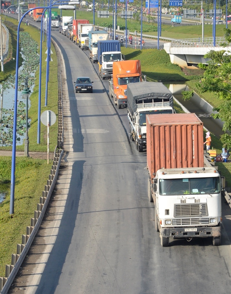 Sống trâu kéo dài giữa 2 làn xe.