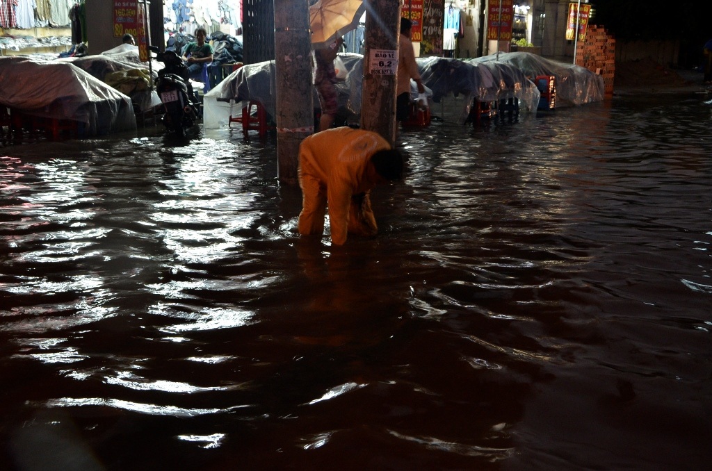 Người dân đứng chờ nước rút mới đi tiếp