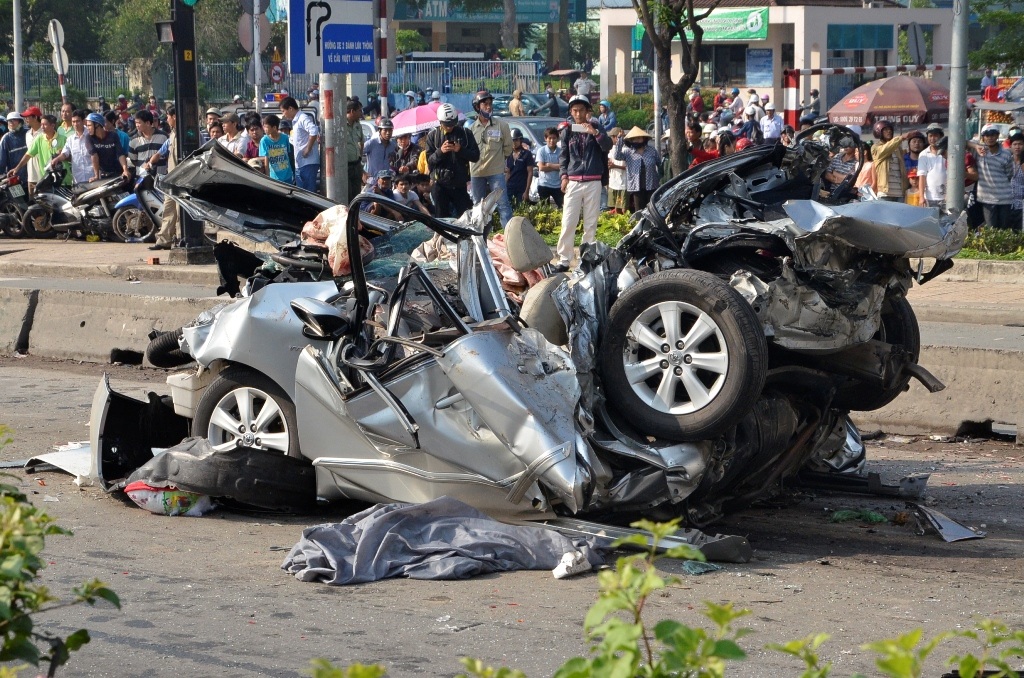 Xe cẩu di chuyển chiếc xe ô tô gặp nạn khỏi hiện trường. 