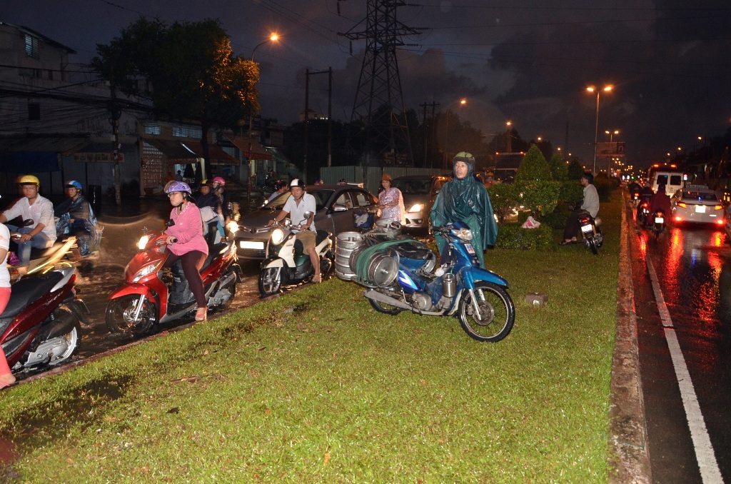 Người dân đứng chờ nước rút mới đi tiếp