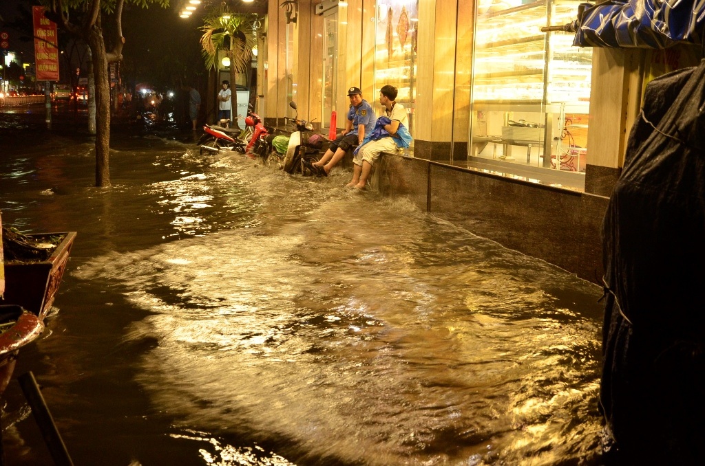 Các công ty dọc đường Kinh Dương Vương phải sử dụng máy bơm để bơm nước ra ngoài.