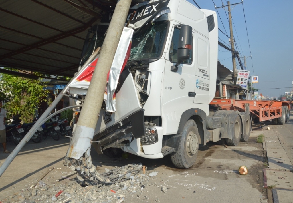 Cột điện ngăn xe đầu kéo lao vào nhà dân