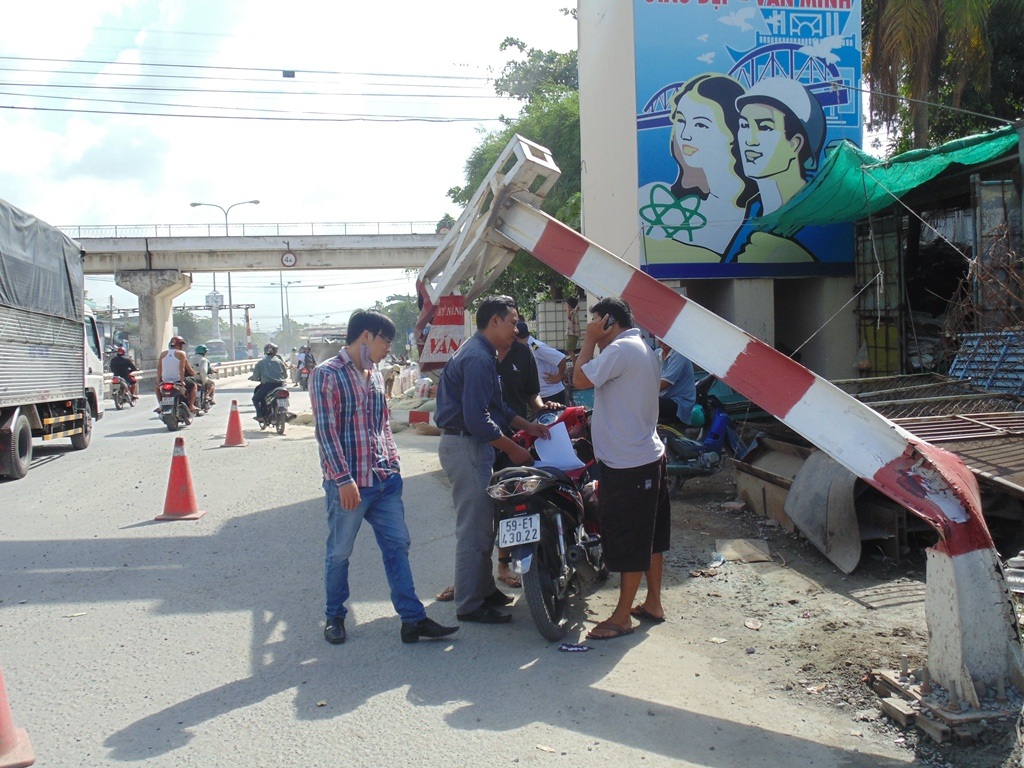 Gác chắn an toàn đường sắt bị đổ sập.