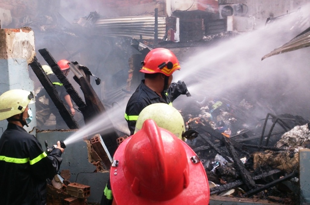 Lực lượng chữa cháy quận Bình Thạnh có mặt tại hiện trường