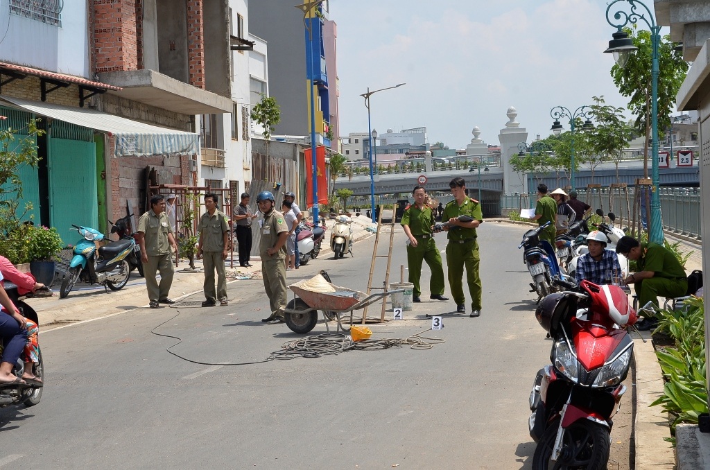 Công an có mặt để khám nghiệm hiện trường.