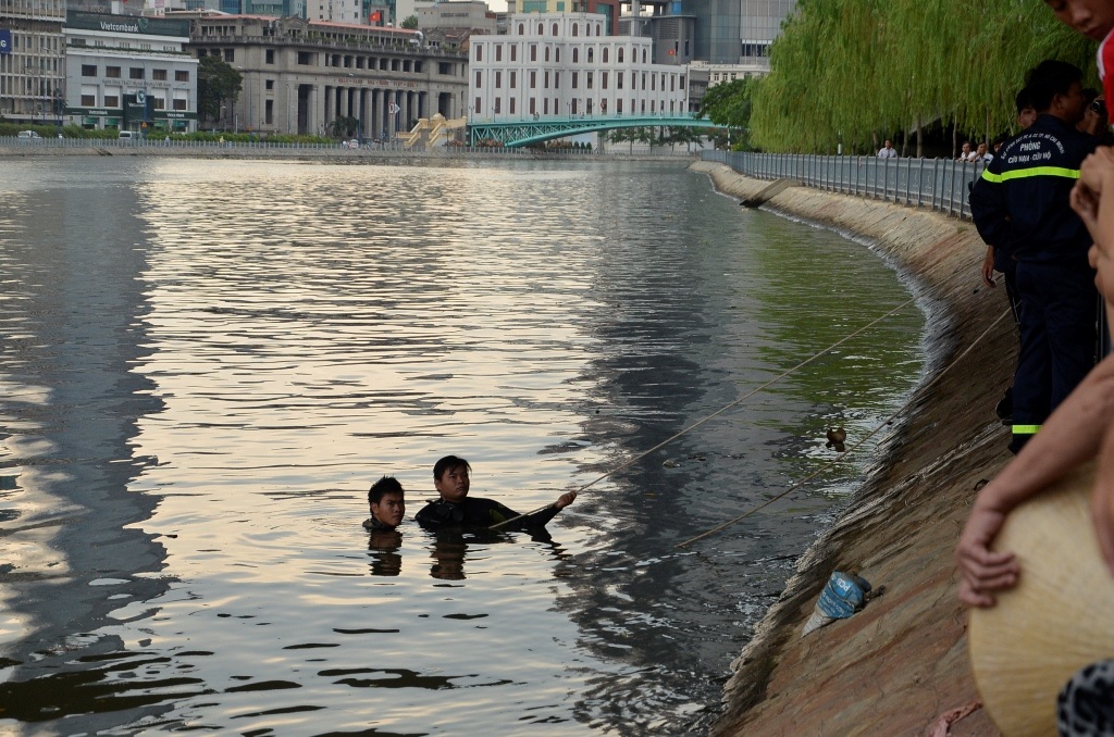 Thi thể nạn nhân được tìm thấy đưa lên bờ.