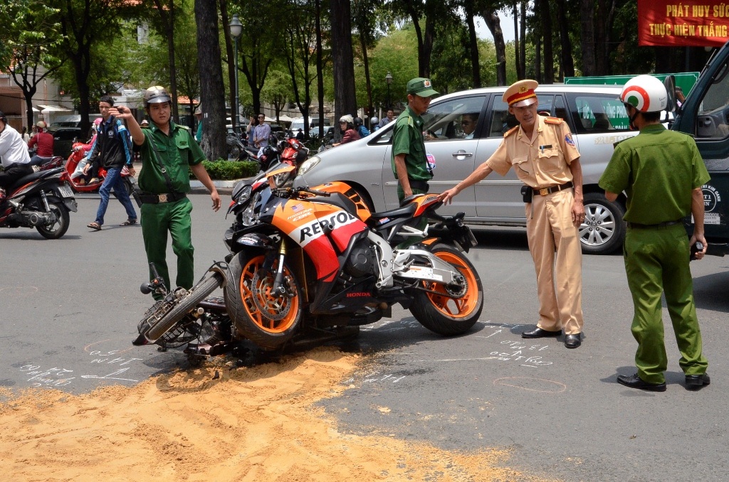 Lực lượng chức năng tiến hành khám nghiệm hiện trường