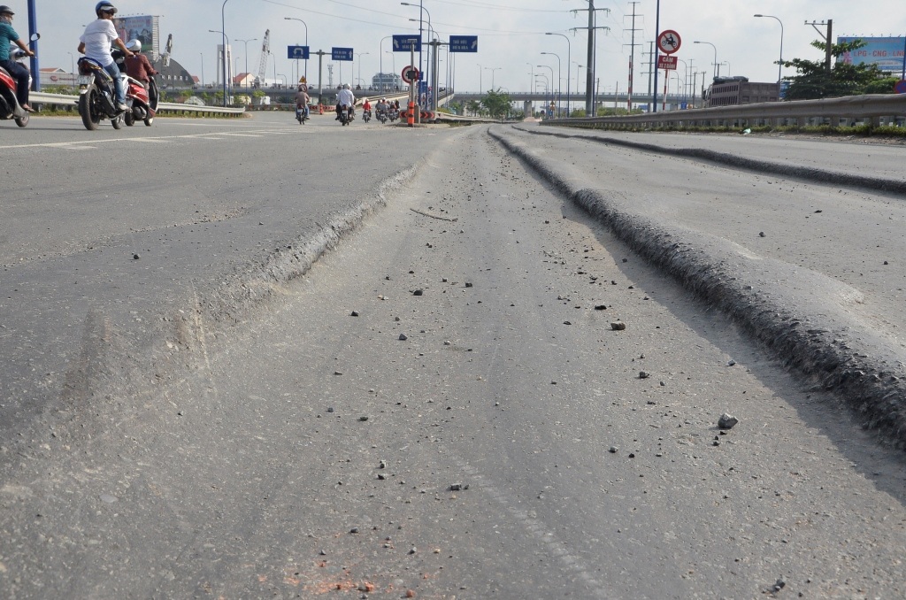 Vệt hằn lún, trồi nhựa kéo dài trên đường Mai Chí Thọ.
