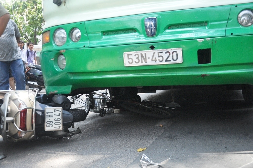 Chiếc xe đạp của nạn nhân nằm trọn dưới gầm xe buýt.